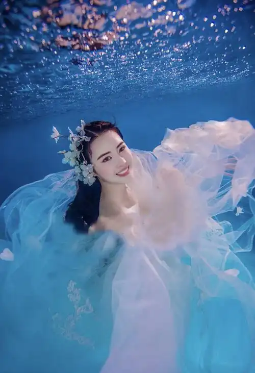 美人鱼也是近几年非常流行的拍照风格,小姐姐穿着美人鱼的服装,手持