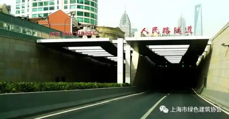 服务上海2010年世博会的成功举办,上海城投先后组织建设了上中路隧道