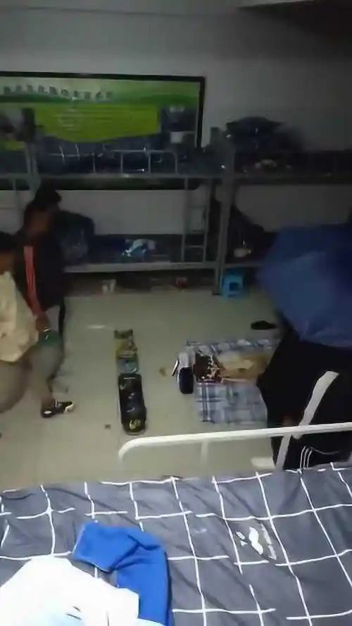 初中的男生宿舍夜里竟然敢做这种事情你们父母知道得多伤心