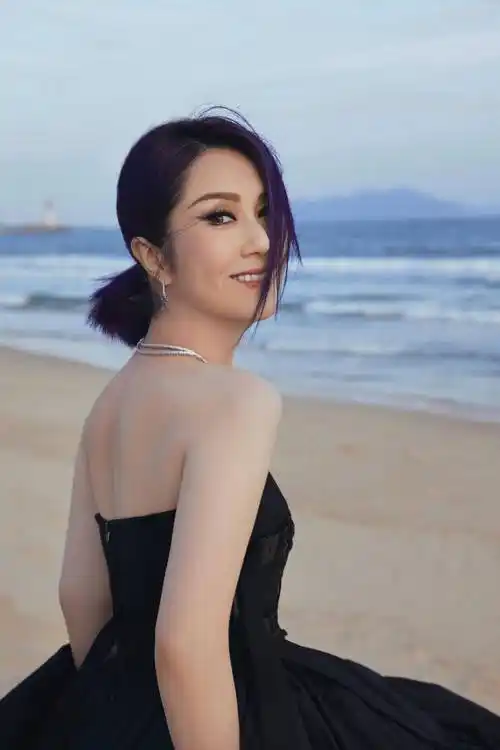 近日,杨千嬅亮相智族gq moty年度人物盛典,并拍摄造型写真.