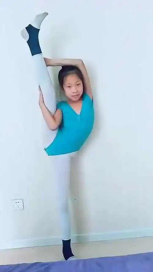 这样的压腿你受得了吗小妹妹这舞蹈功底真扎实
