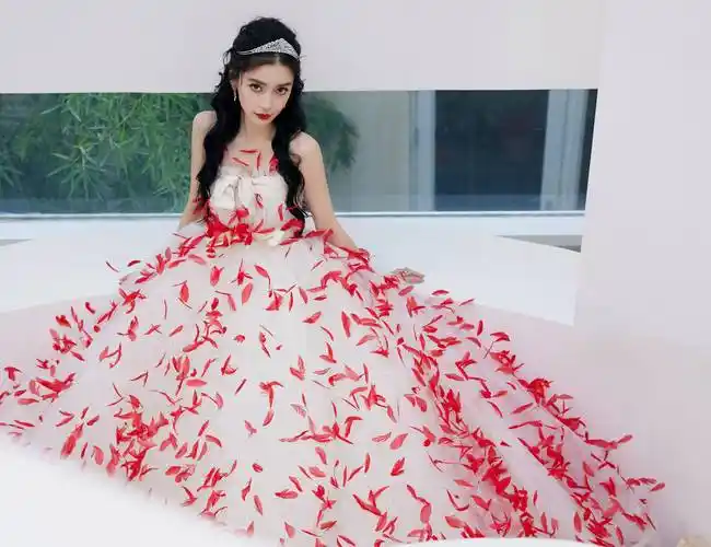 杨颖穿高定公主裙不安分,非要贴满"血色羽毛",有厉害童谣内味_裙子
