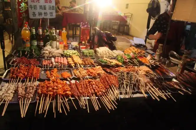 我每天早上买两只花卷,花费一元,早上和中午各吃一个.