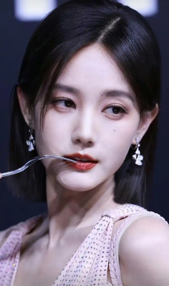 李一桐一袭粉裙,搭配利落短发,时尚精致,妩媚动人,简直太惊艳!