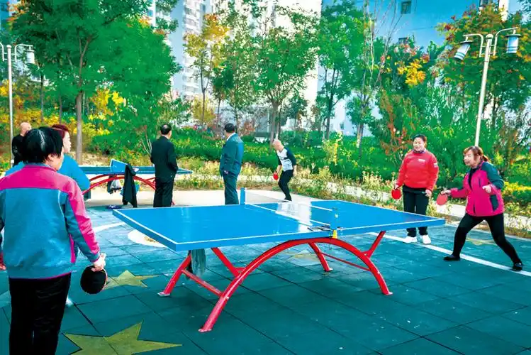 村民在打乒乓球