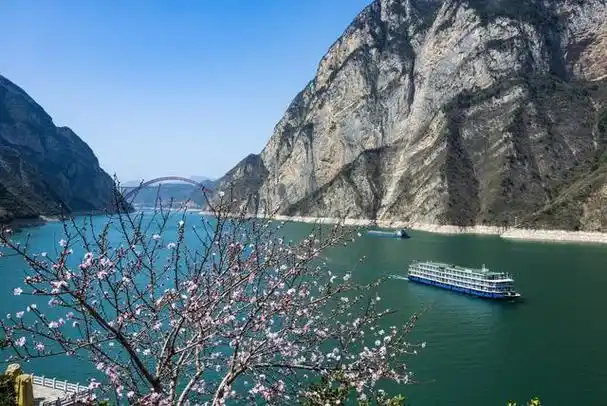 夔门,位于长江三峡的西端入口处,是瞿塘峡的起点,也是三峡中最短,最窄