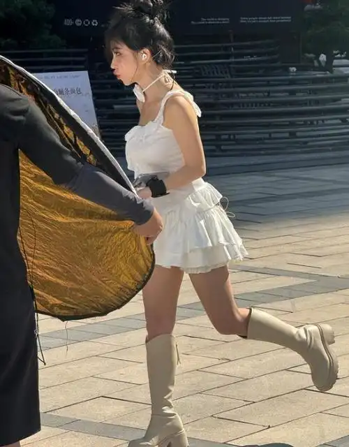 其实以前冯提莫也曾登上过《男人装》,当时她的性感造型似乎并没有