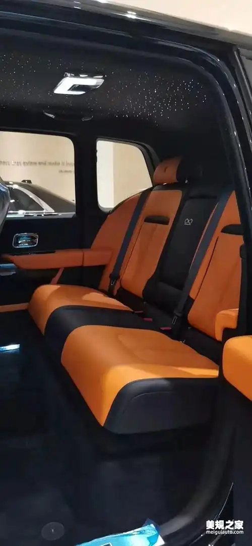 20款劳斯莱斯库里南bb版内饰延续了全新幻影的设计风格,整体用料