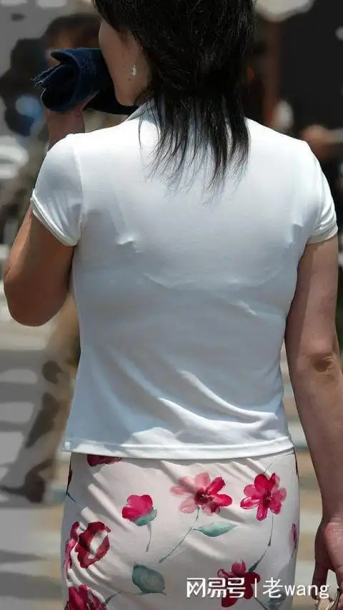 女生为什么会穿很透的衣服能被看到内衣不介意的吗