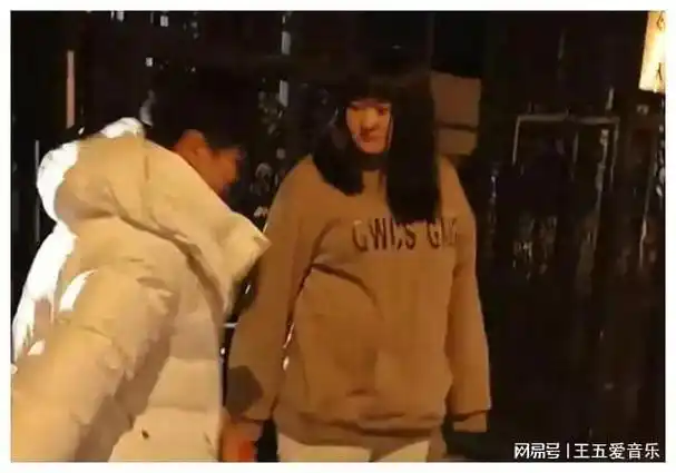 冒充王楚钦女友的白衣女再出现!