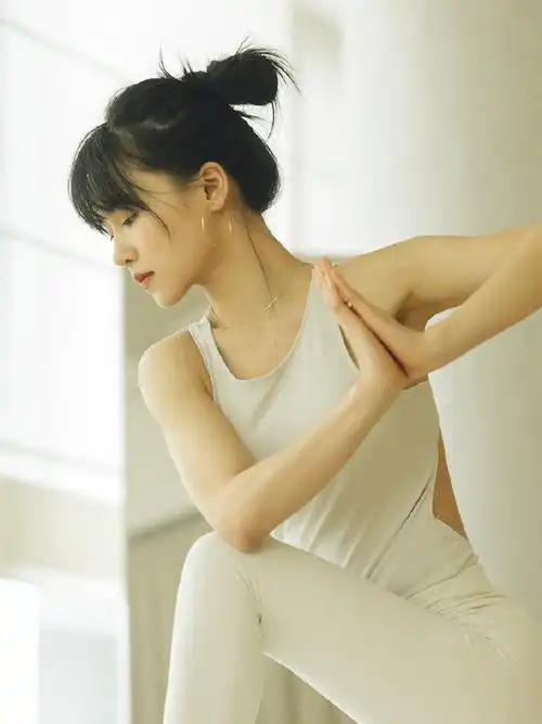 色调真的好喜欢～其实也是分享给大家一些拍照简单好看的#瑜伽#生活体