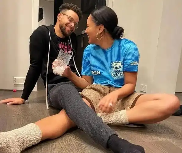 爱的冒险库里假期太刺激阿耶莎晒照开着越野摩托大喊