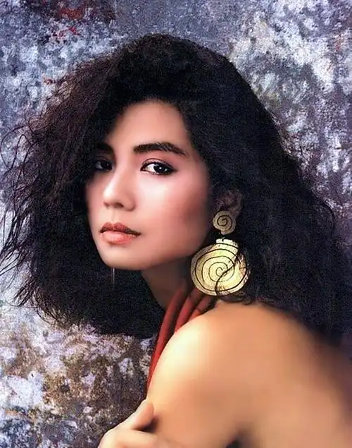 钟楚红一头卷曲的头发充满风情的妩媚,再加上一张美丽动人的脸和真诚