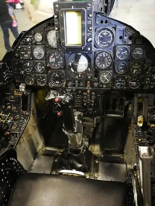 上图分别是f8(十字军战士)和f4(鬼怪)战斗机的座舱,大家可以看看这