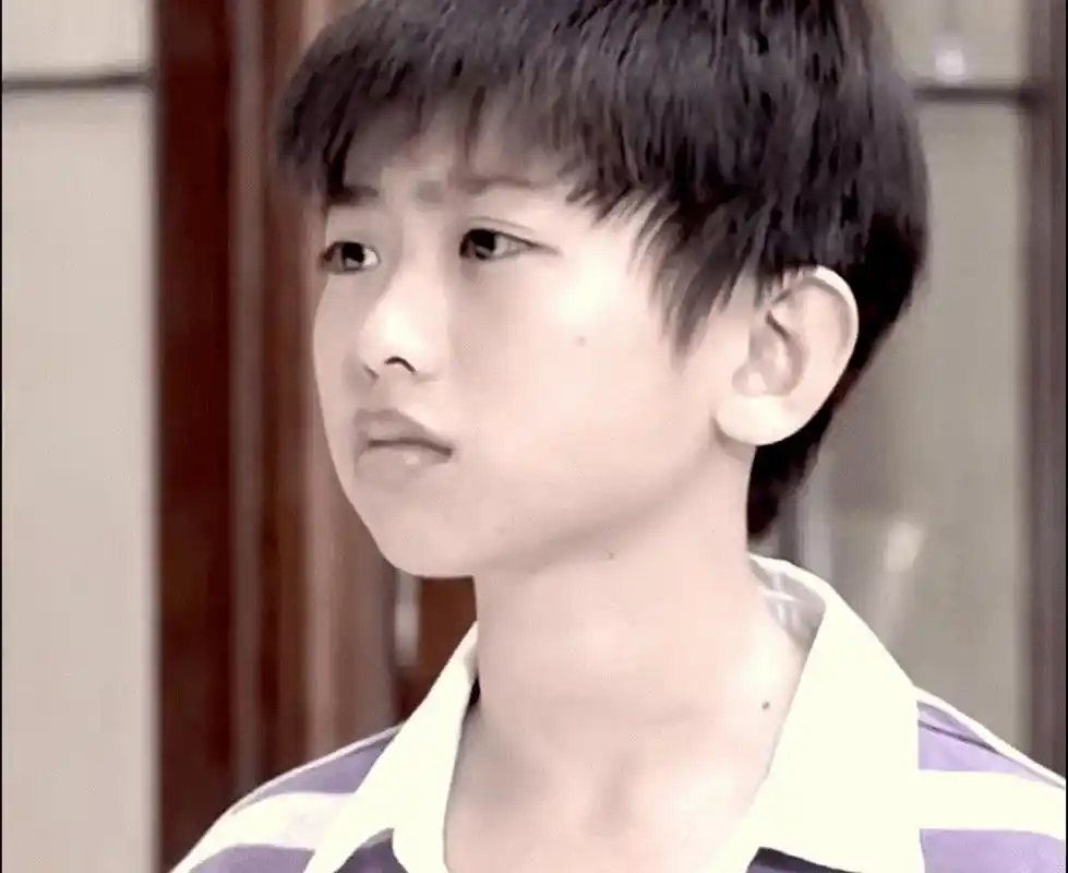 有网友怀疑蔡徐坤整容,还拿出小时候的照片做对比,这样一看,长大后的