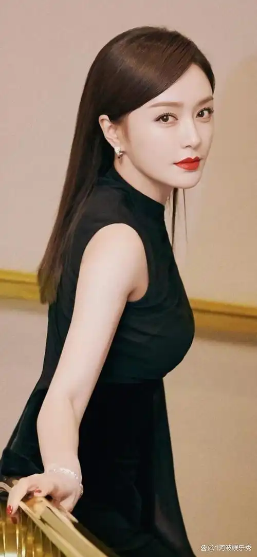 秦岚有着清秀的五官,修长的身材,和优雅的气质,她的笑容能够感染每一
