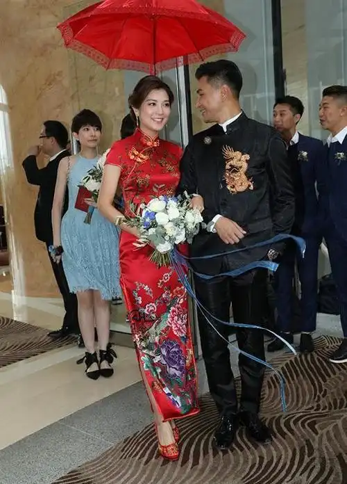 香港tvb陈展鹏大婚新娘单文柔一袭大红旗袍身姿妖娆大秀美腿