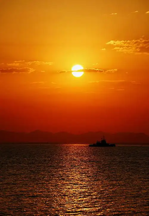 清晨天空有点阴沉瞬间霞光万丈金光闪烁醉了