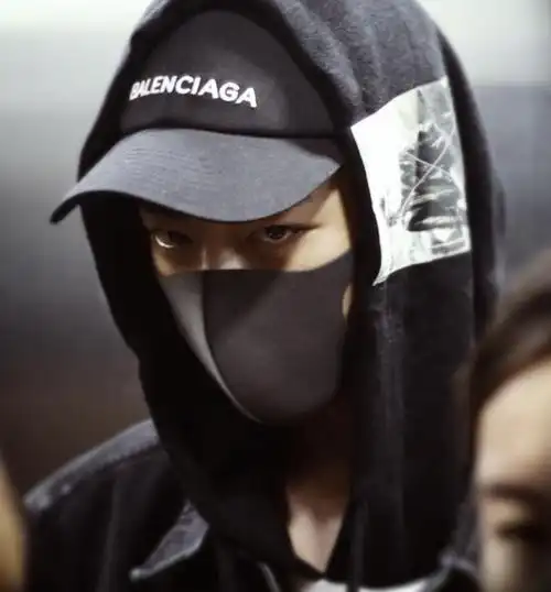 肖战"机场秀"上演反差萌,高大身材拿棒棒糖,果真男人都长不大_高清