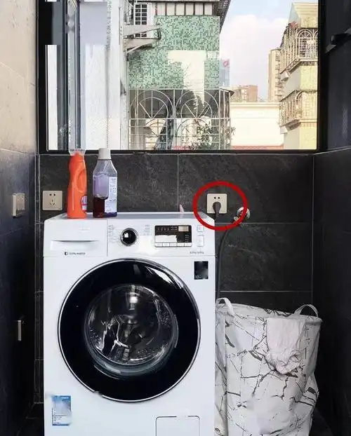 只有一个阳台,热水器和洗衣机都装在这,请机灵点避免犯这3个错_插座