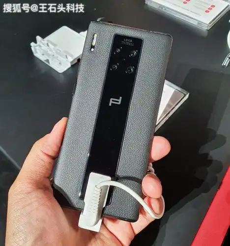 背面部分,华为mate 30 rs保时捷设计和mate 30 pro就完全不同了,背后