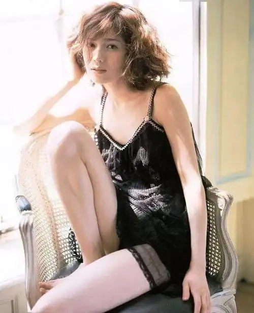 可能现在很多小年轻已经忘记谁是大石惠了,但这个能被知名作家画进