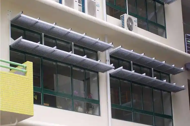 水平遮阳板(百叶)可抵挡高度角倾射之辐射线,台湾位於北纬,南向立面最