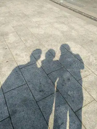 无意间,看见地上有三个人影.我很好奇.把我们的影子照了下来.