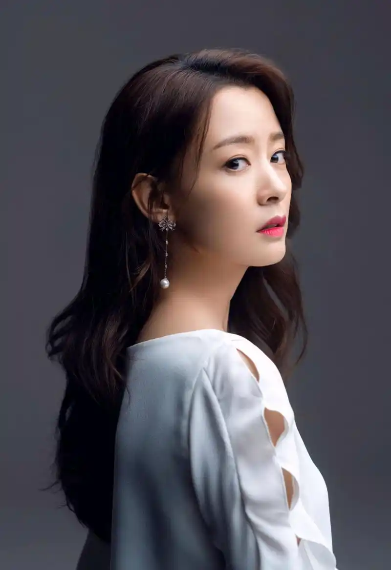 周奇奇写真美图:美丽大方,成熟知性