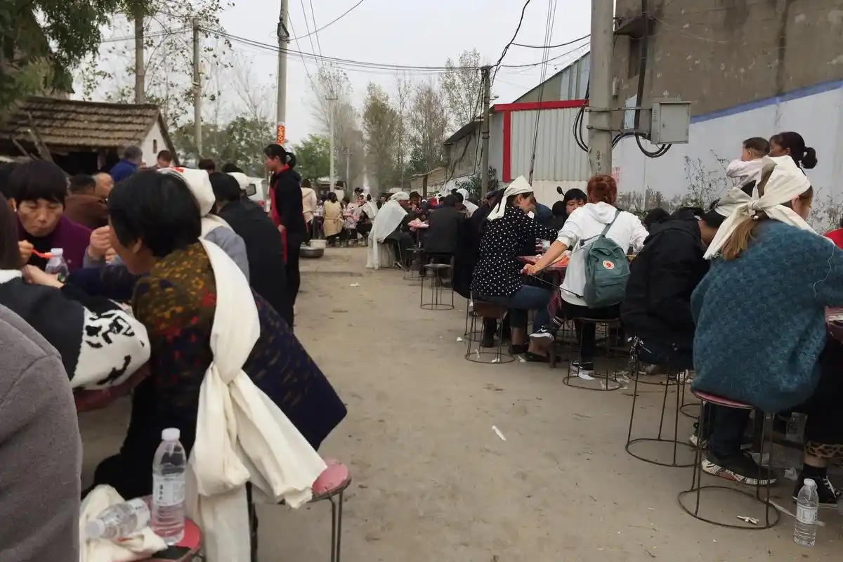 农村白事宴席180一桌20个菜肉直接用盆上