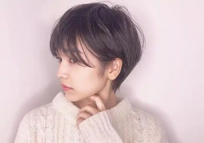 发型更有动感,搭配暖色焦糖色更显皮肤白皙,适合长脸椭圆脸鹅蛋脸和