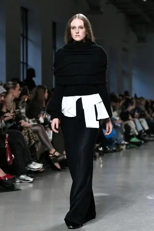 新华社/法新2月27日,模特在法国巴黎时装周上展示mossi品牌2024/25