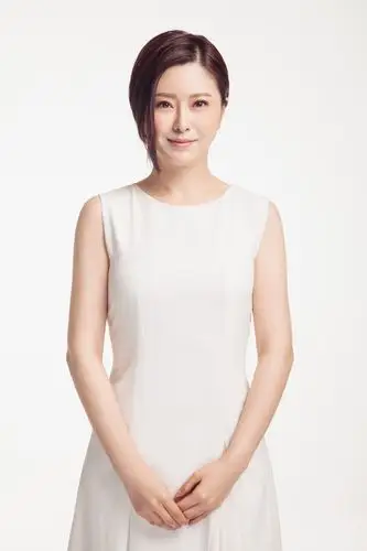 文静携素雅白衣出镜轻抚裙摆笑容迷人