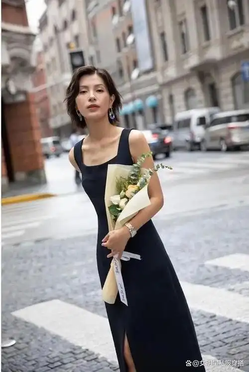 钟楚曦穿搭好时髦!"无袖连衣裙"才是今夏最火单品