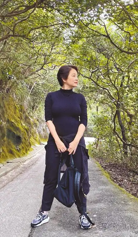 66岁林青霞晒近照穿紧身登山服显玲珑身材网友最美东方不败