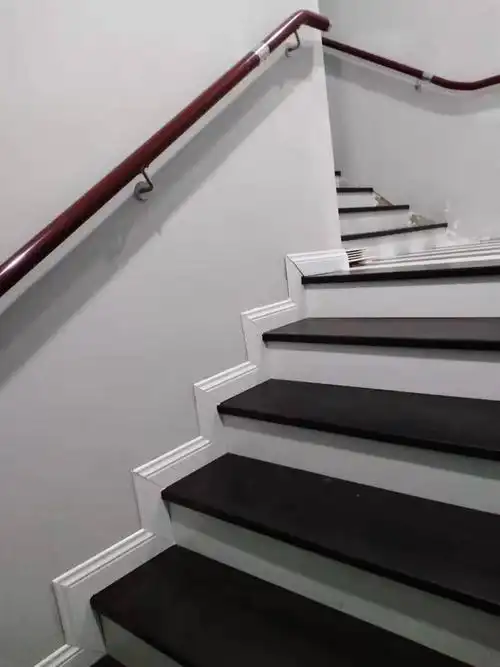 楼梯踏步板厂家直销 强化复合和实木复合楼梯踏步板 自带掉边收口