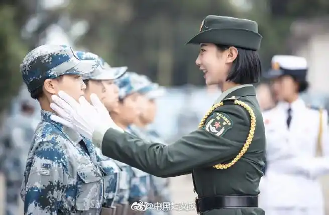 粉了!受阅女兵"空降"新兵营_高清图集_新浪网