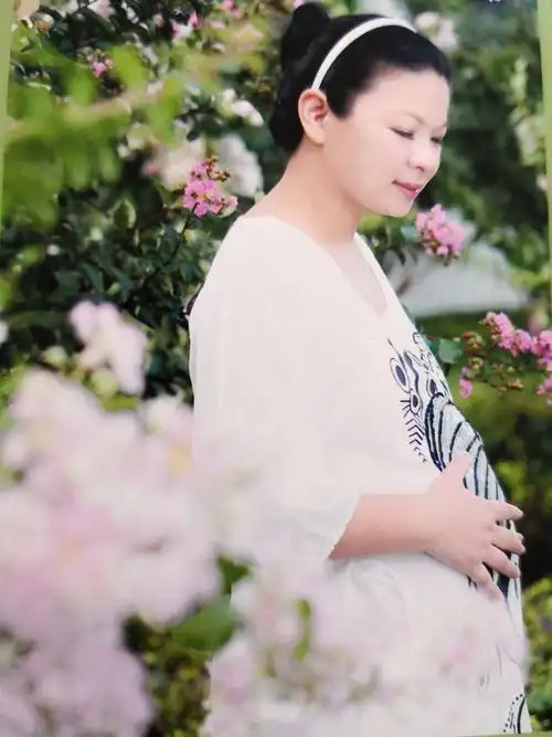 这是妈妈怀着我的时候妈妈挺着大肚子也很美,是最美的大肚婆