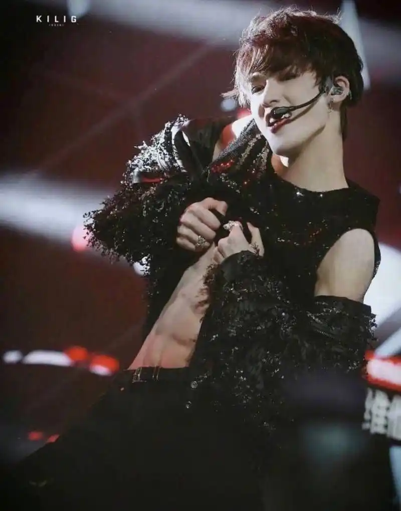 朱正廷腹肌合集,这是谁家的崽身材这么好,珍珠糖们快来抱走啦.