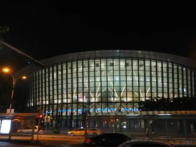 回到饭店一直等到雨停,出来到小巨蛋看了看,小巨蛋是台北最著名的体育