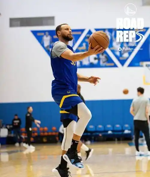 原创库里参加勇士训练确认明日比赛出战可能性