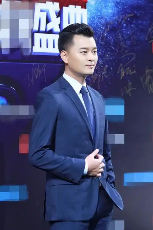 红毯上的张戈日前,内地青年男演员张戈受邀出席了某时尚盛典,当天张戈