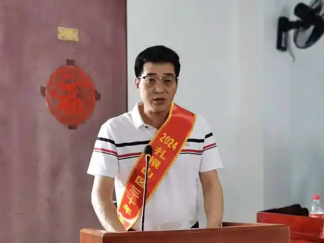 游洋中学教师张凤烟老师和游洋中心小学校长陈国兵老师分别代表优秀