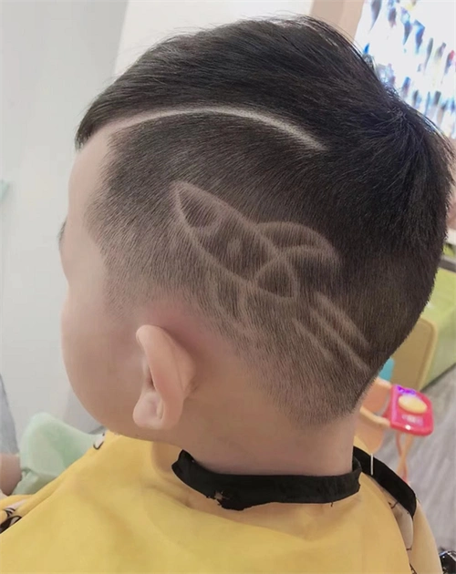 酷炫小男孩发型 铲青雕刻帅翻天_儿童发型 - 美发站