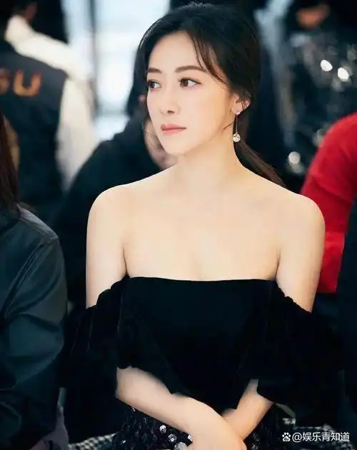 然而,陈紫函似乎并没有被岁月的痕迹所侵蚀,依旧保持了她那风韵犹存的