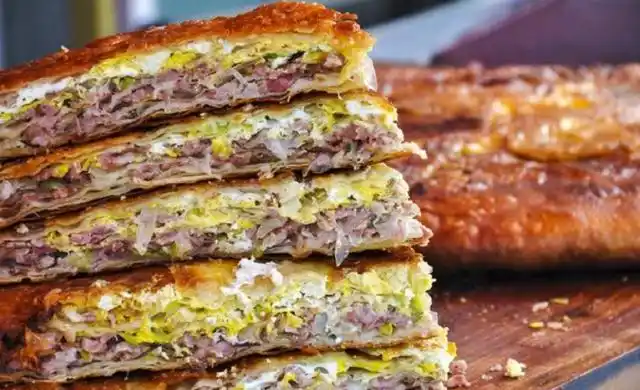 山东大叔街头做牛肉壮馍一个7斤重一天只做10个来晚吃不上