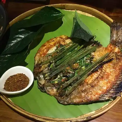 在昆明,没有一条大鱼可以游过中秋