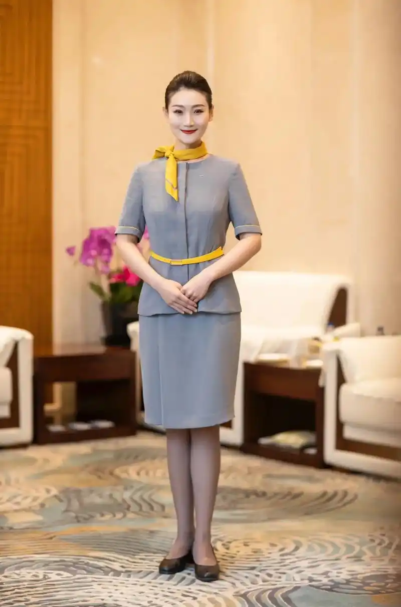 基础服务礼仪-站姿 原则:三平两直 头平 肩平 眼平 腰直  - 抖音