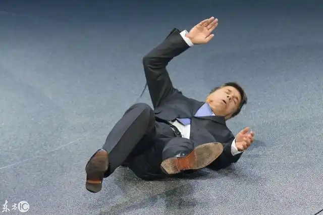 宝马ceo这一跤摔尴尬了!居然摔在了媒体面前!