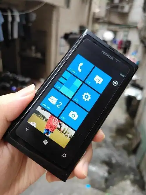 闲鱼50元入手诺基亚lumia800,3.7英寸手感好极了